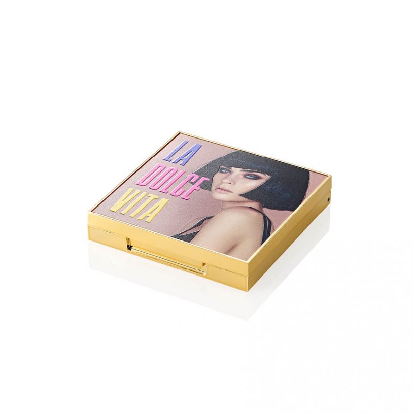 Decorative compact by HCP Packaging for pressed powder or eyeshadow