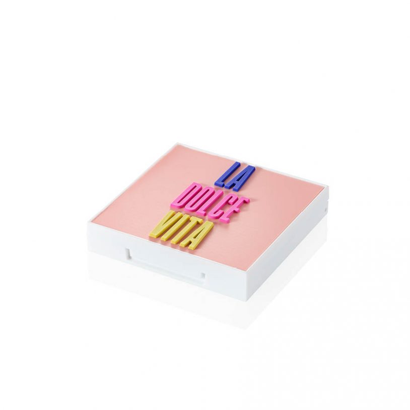 Decorative compact by HCP Packaging for pressed powder or eyeshadow